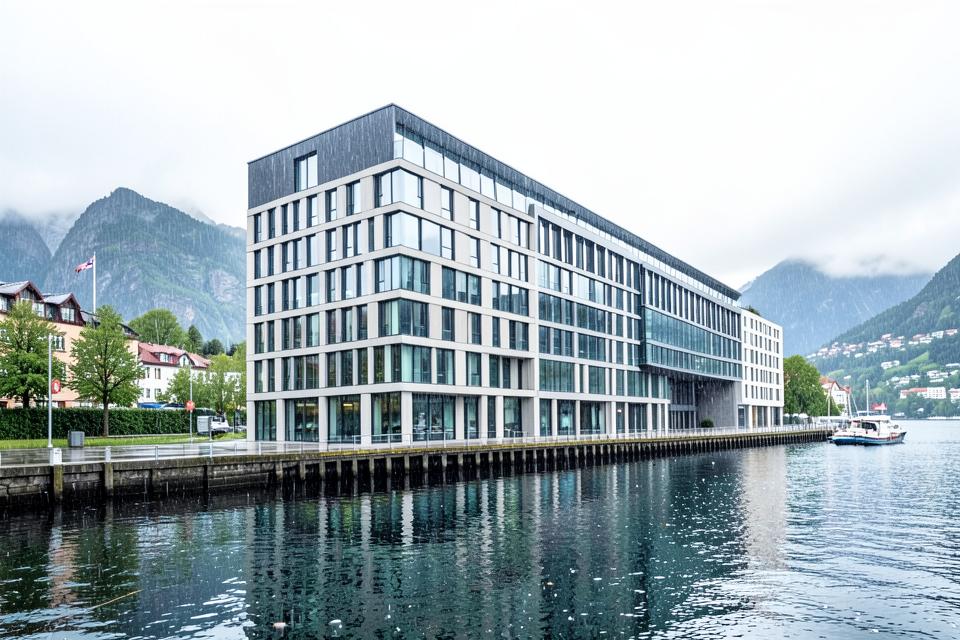 Moderne kontorbygg ved sjøen i Bergen